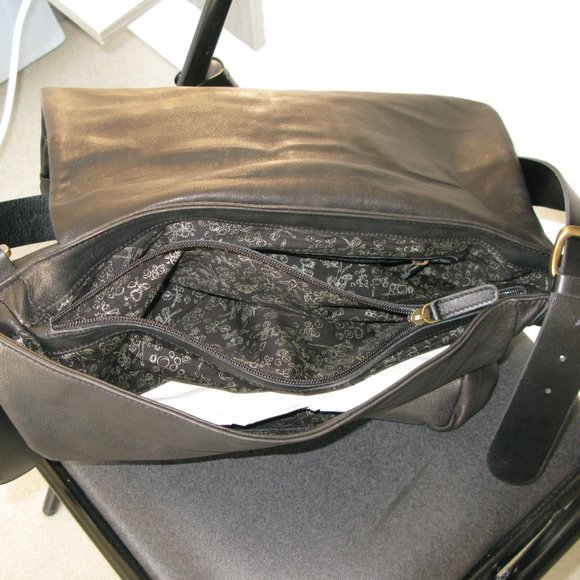 French designed - fabricated, extremely stylish, fully cow leather bag - Picture 5 of 8